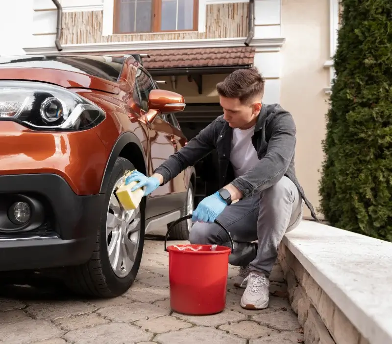 Lavage auto à domicile Bélus : professionnel intervenant sur un véhicule